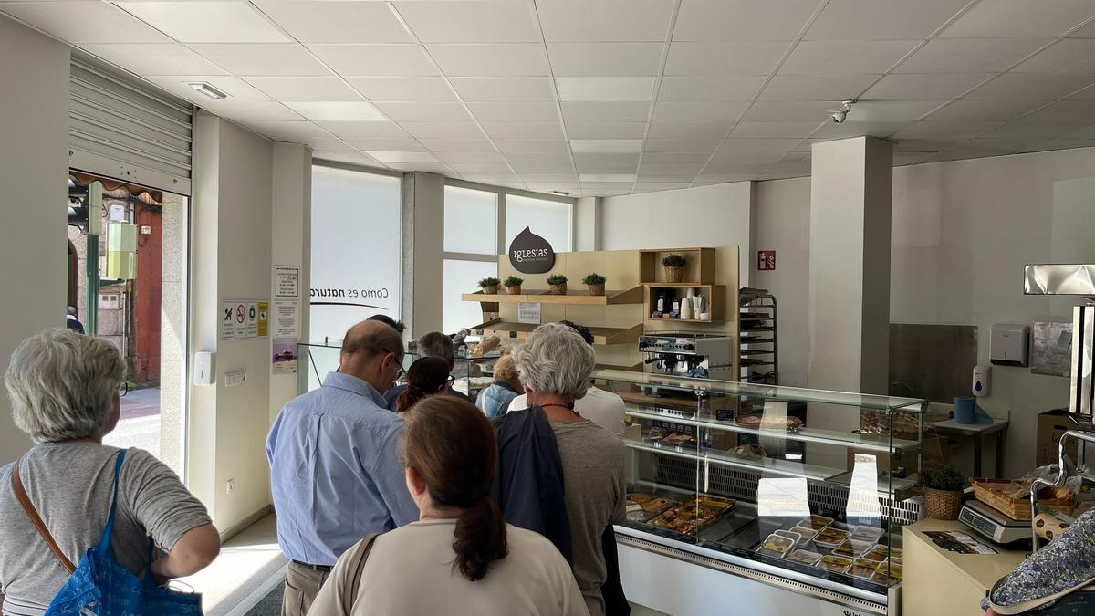Colas en una panadería de Vigo.