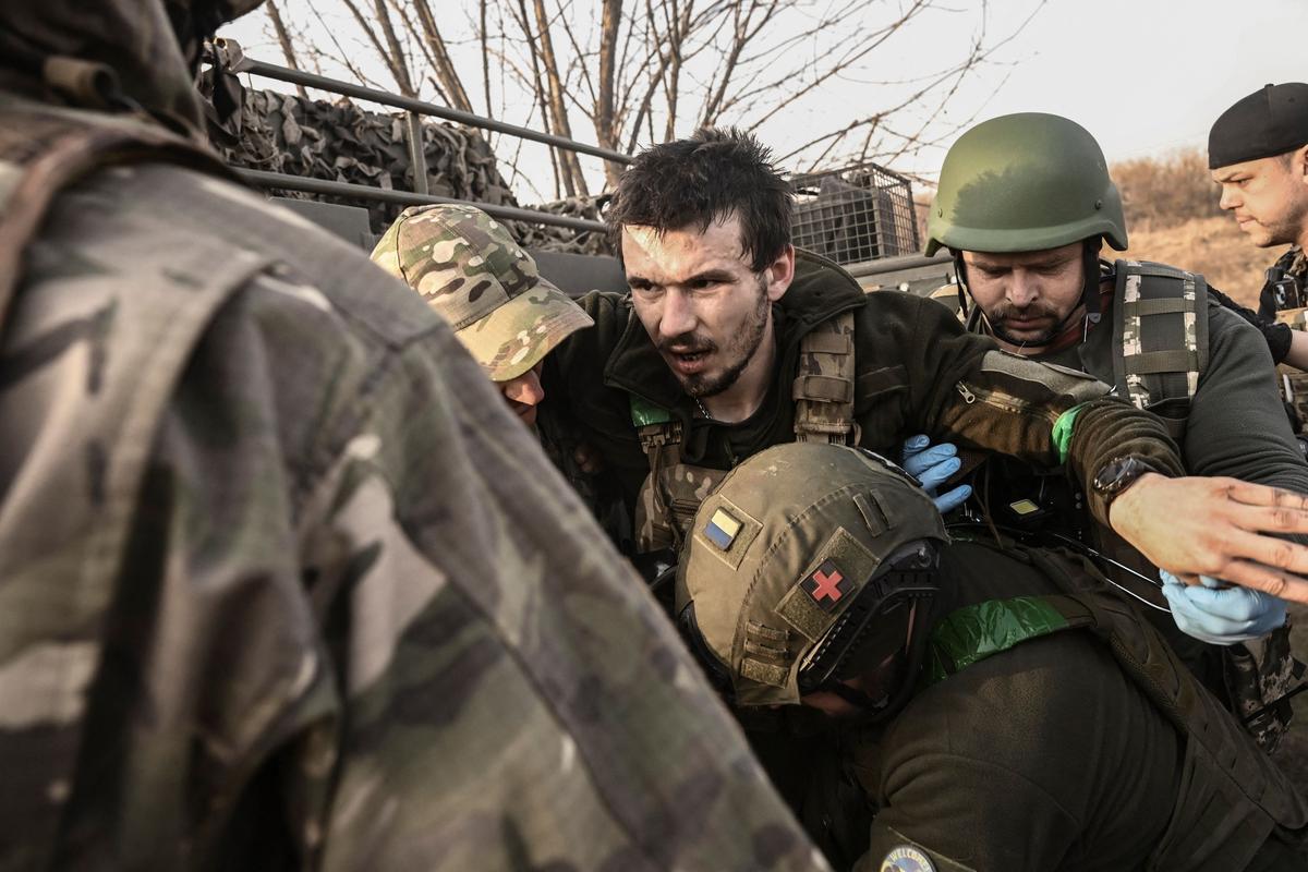 Paramédicos ucranianos evacuan a militares heridos en la línea del frente de Bajmut, el 23 de marzo de 2023