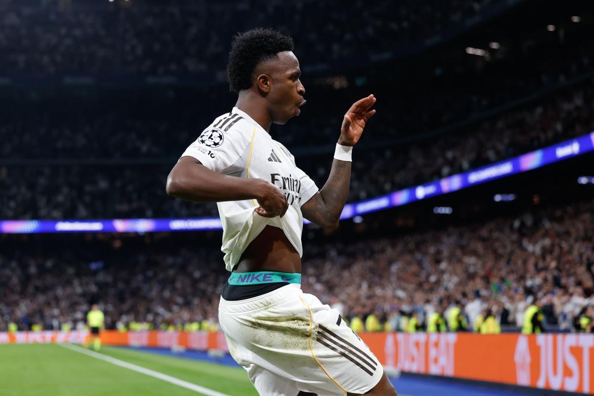 Vinicius celebra su gol contra el Benfica en el Bernabéu.