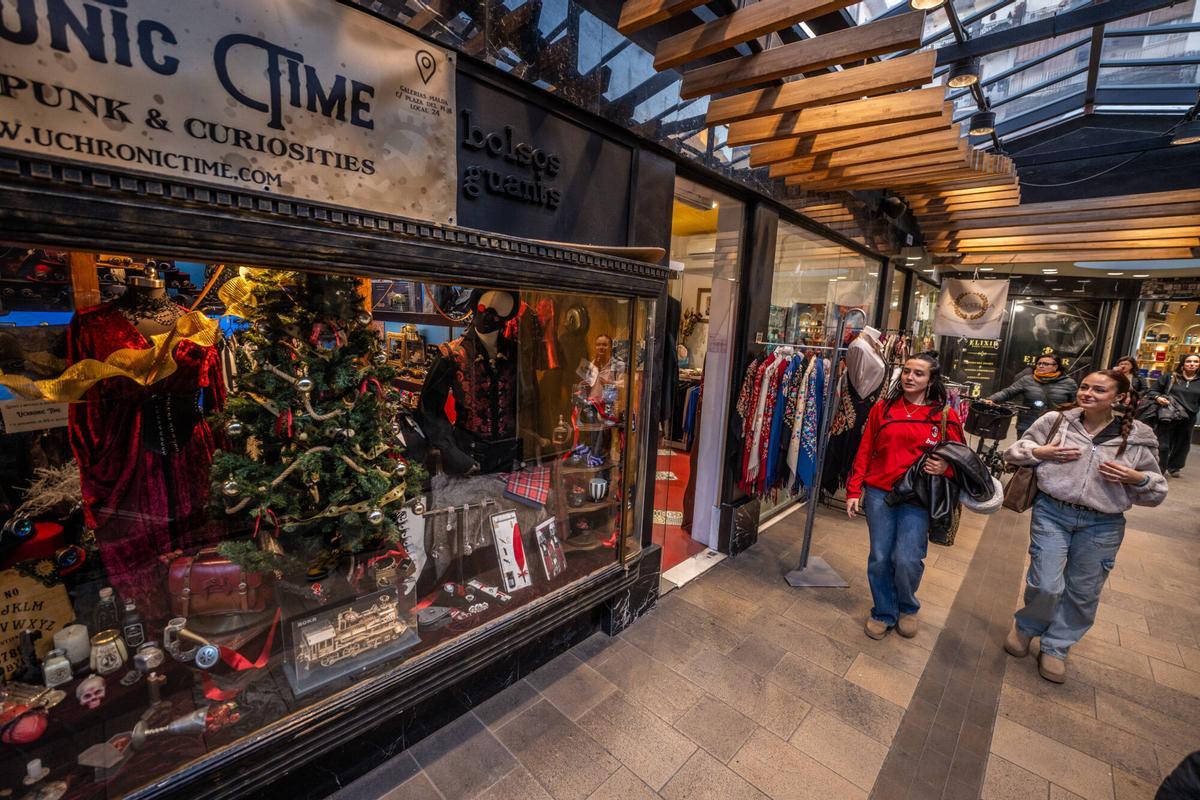 Tiendas y compradores de las Galeries Maldà en vísperas de la Navidad 2024