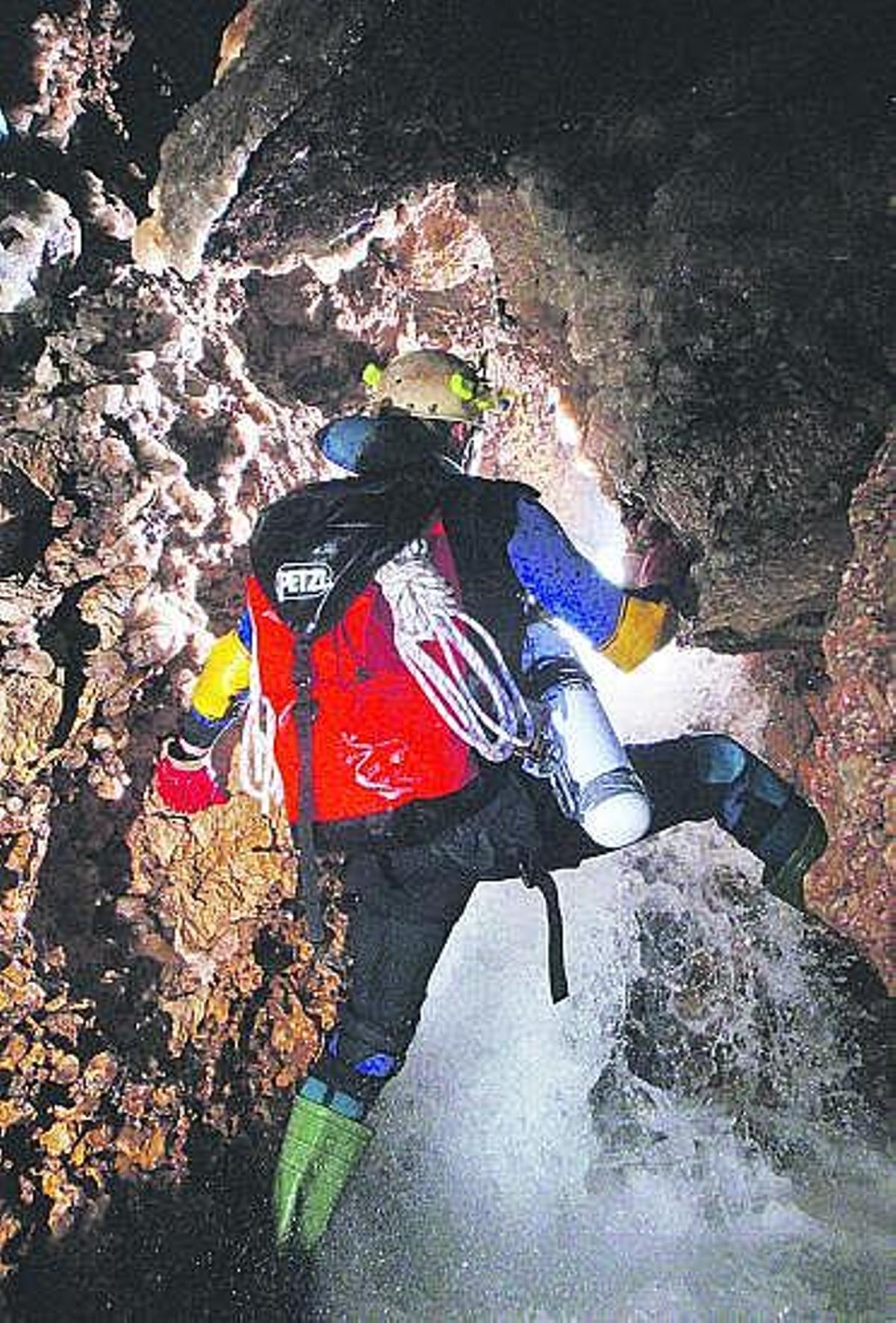 Un espeleobuzo, ante un paso con abundante agua.