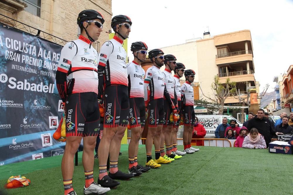 Ambiente a la salida y la llegada de la Vuelta Ciclista a Murcia