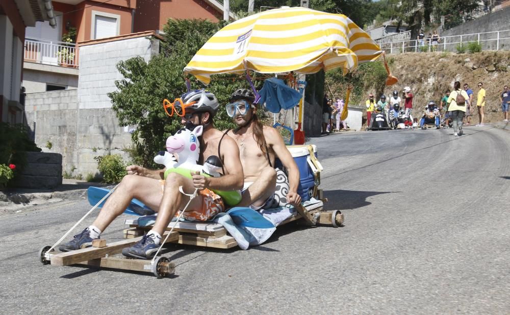 Alrededor de 70 participantes y 40 vehículos disputan la tradicional bajada de carros de bolas y dejan momentos para el recuerdo