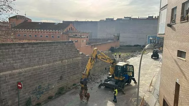 VÍDEO | Així han enderrocat el mur perimetral de l'antiga presó de Figueres