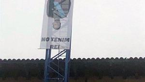 zentauroepp51695387 pla general de la pancarta  amb la imatge del rei cap per av200111225153