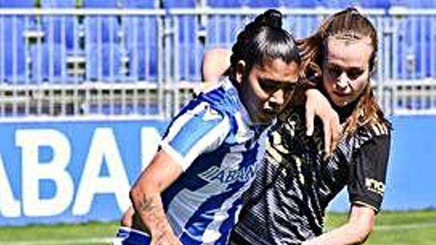 Gaby protege un balón en Abegondo ante el Oviedo.