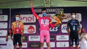 Juan Ayuso, en el centro, en el podio final del Giro de Italia sub 23.