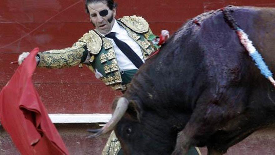 El diestro Juan José Padilla durante la faena a su segundo toro, al que cortó una oreja.