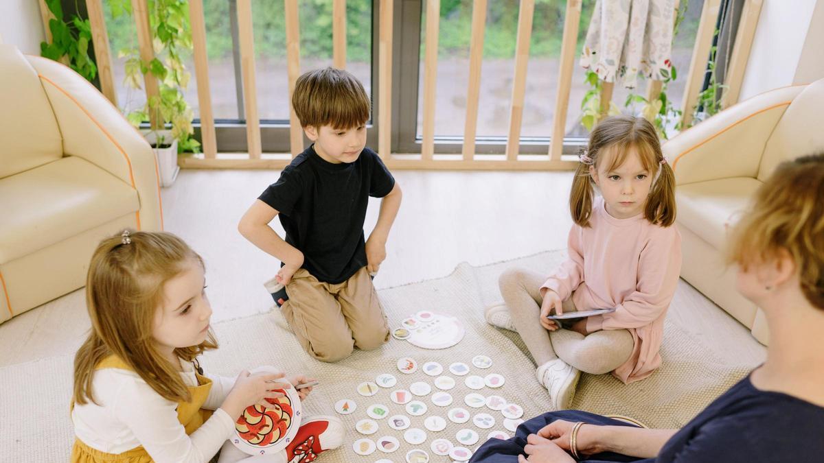 Niños jugando con su madre