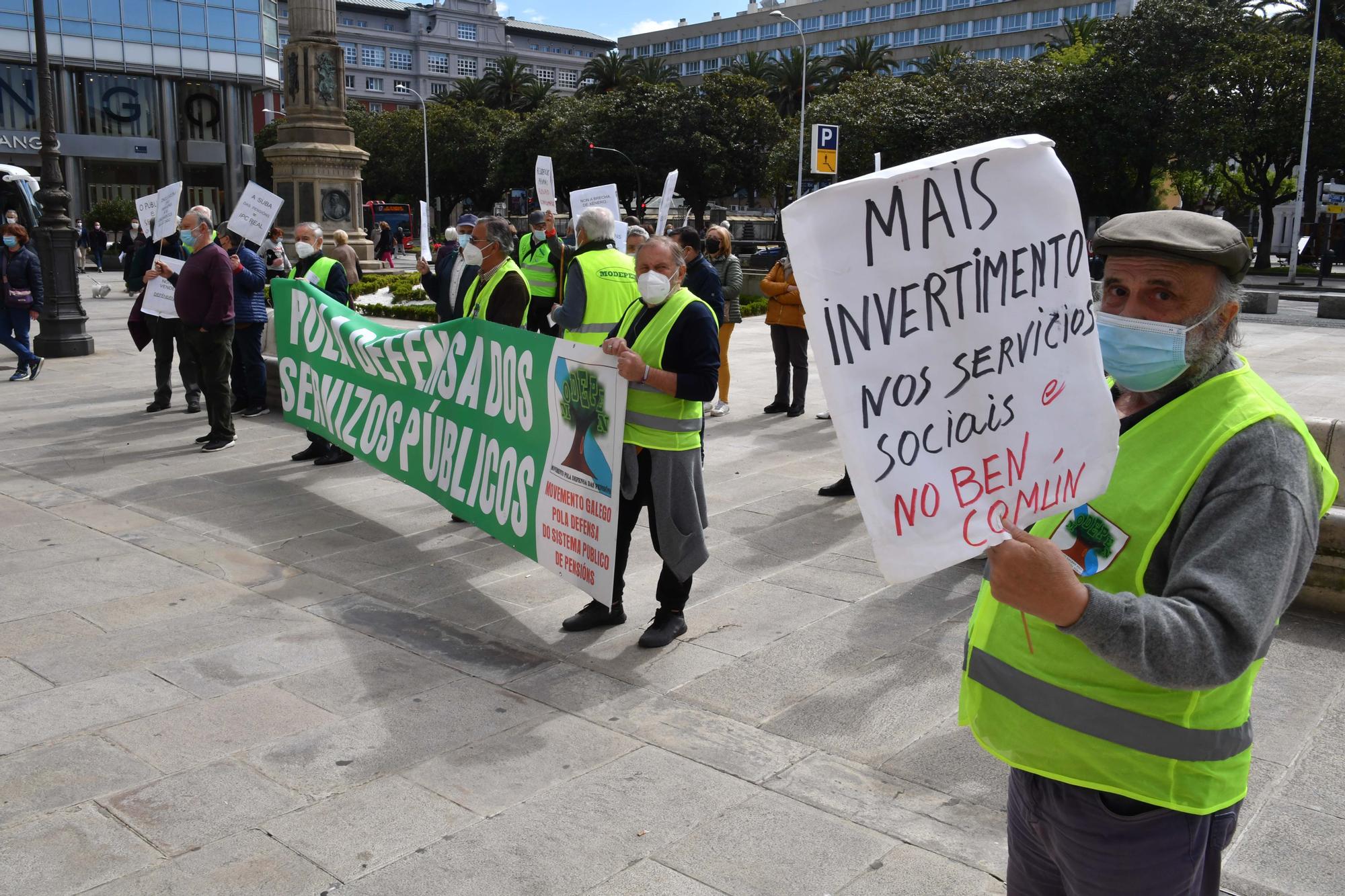 Concentración en el Obeslico de Modepen (Movemento Galego en Defensa das Pensións e Servizos Públicos)