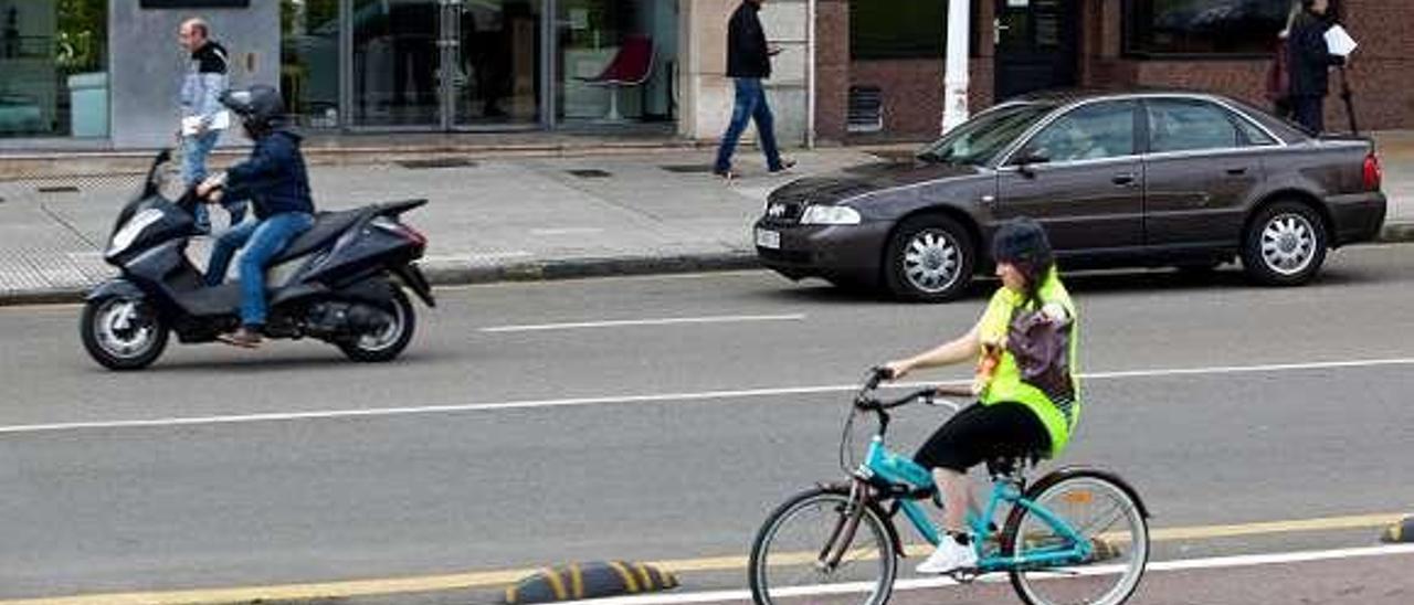 Peatones, motorista, ciclista y conductor de vehículo, en una calle de la ciudad.