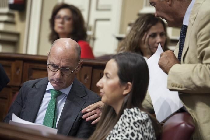 Pleno en el Parlamento de Canarias