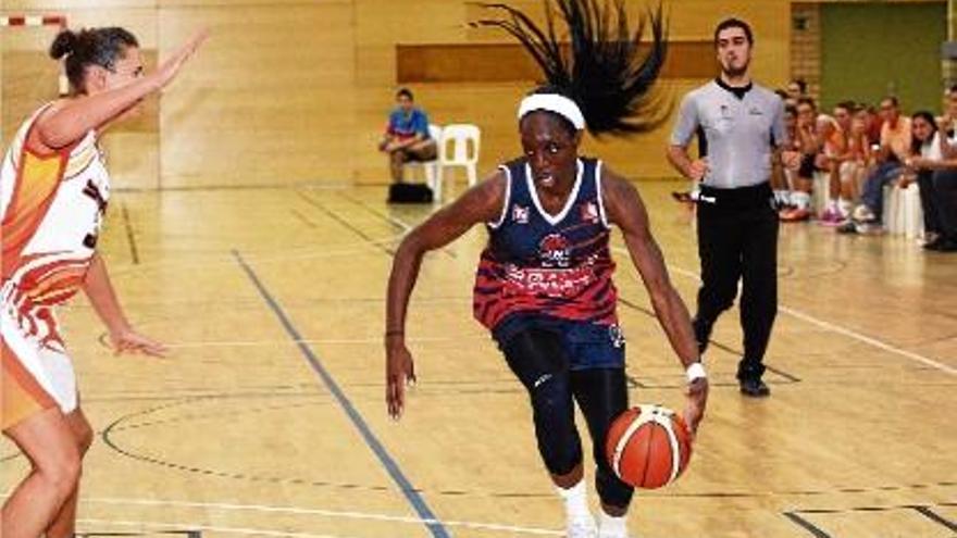 Ify Ibekwe atacant la defensa de Petrakova, en una acció del partit d&#039;ahir al migdia a Platja d&#039;Aro.