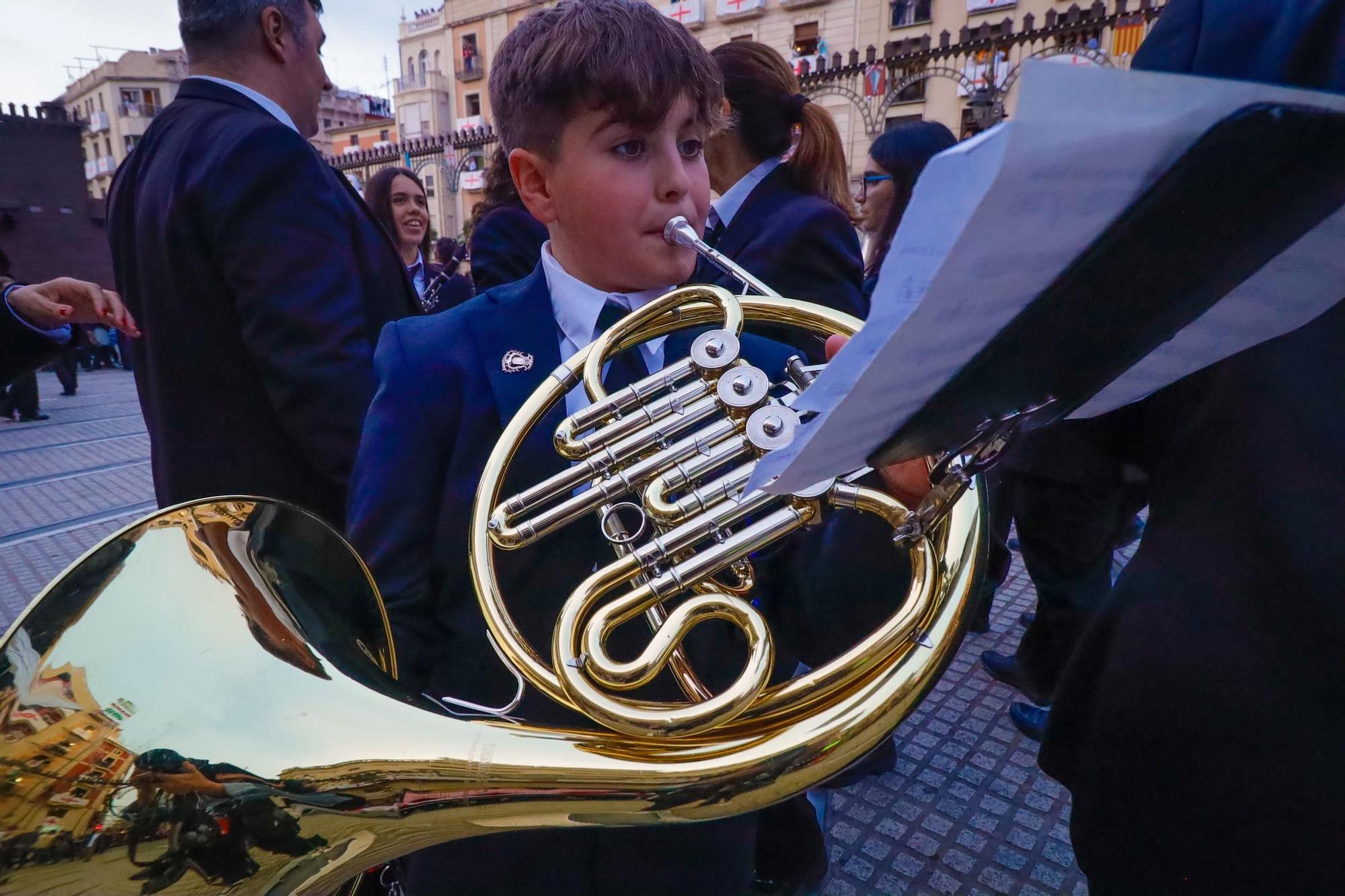 El Himno levanta el telón de la Fiesta en Alcoy