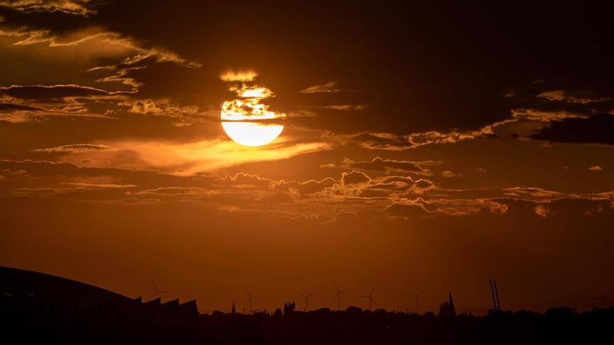 Sol y nubes en una imagen de archivo.