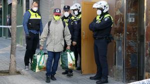 Un hombre se marcha de un bloque ocupado en Mataró después de la intervención de la Policía Local, el 16 de octubre de 2020.