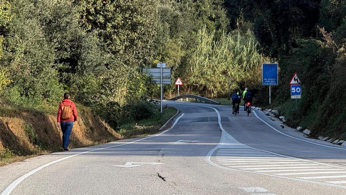 Uns ciclistes circulen en paral·lel per la GI-531, en una imatge d'arxiu