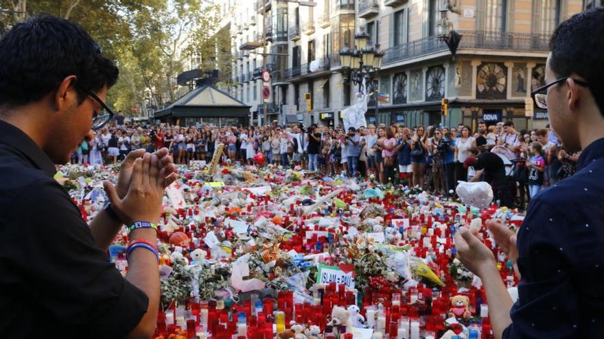 Imatge d&#039;arxiu de dos joves aplaudint després d&#039;haver fet l&#039;ofrena a les víctimes dels atemptats de Barcelona i Cambrils el 24 d&#039;agost de 2017