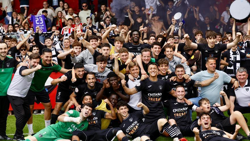 La épica afición de un equipo asturiano de Tercera que viajará 11 horas para su partido más importante: &quot;Es una paliza, pero merecerá la pena&quot;