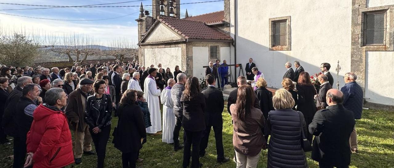 Instante del entierro de Roberto Rivas Martínez, ayer, en el cementerio del Santuario de A Saleta en Siador. |   // BERNABÉ