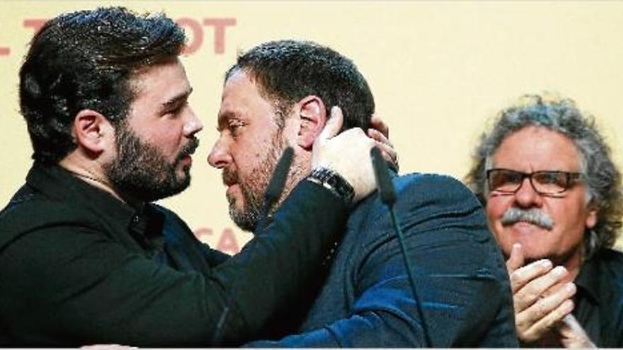 Gabriel Rufián i Oriol Junqueras s&#039;abracen durant la compareixença per valorar els resultats, davant la mirada de Joan Tardà.