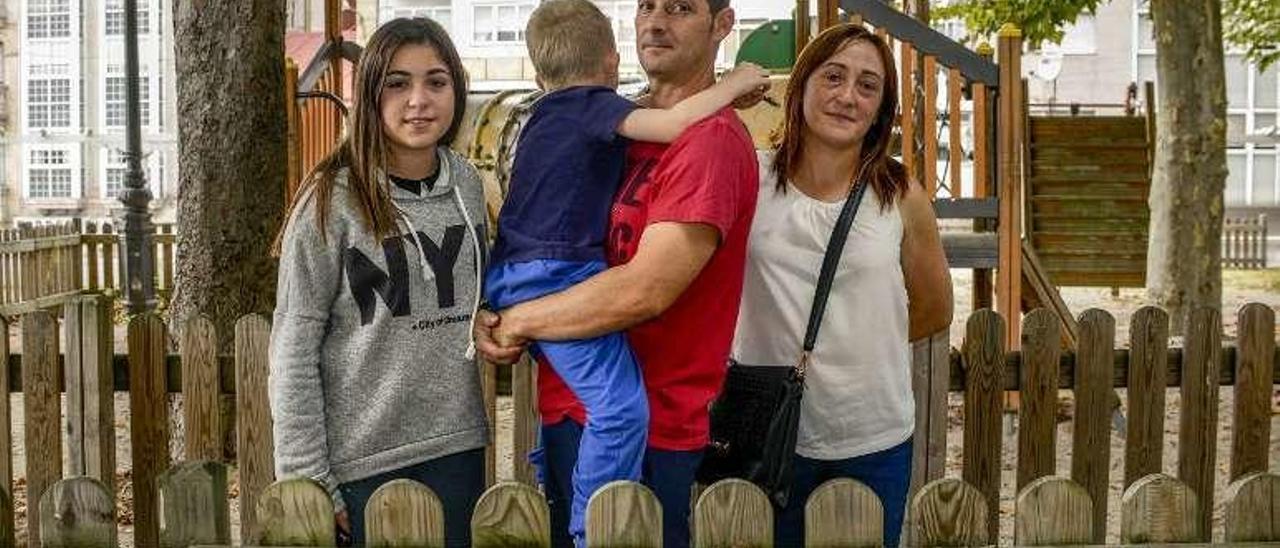 Rosa, en una foto retrospectiva, con su marido y sus hijos. // B.Lorenzo