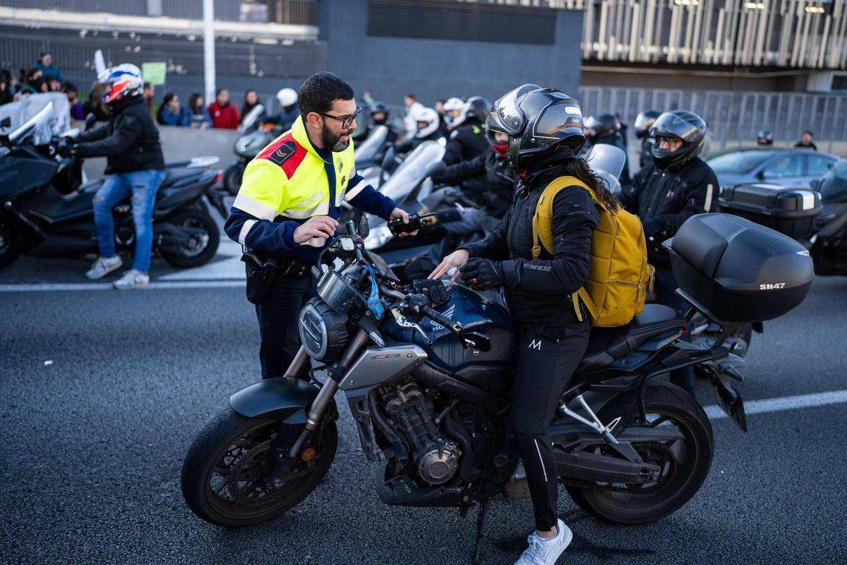 La protesta de profesores corta la B-20 a la altura de Finestrelles