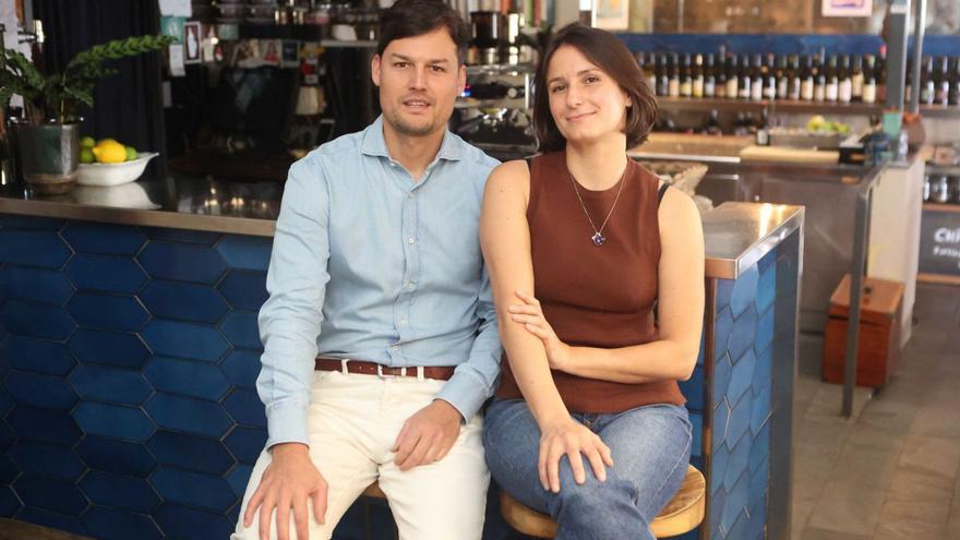 Balázs Menyhard y Nataly Rodríguez, en el restaurante 55 Pasos. | Iago López