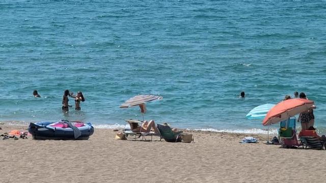 Bañistas disfrutan del mar y la arena en la playa del Sanatori, en Calafell (Baix Penedès, Tarragona), este viernes.
