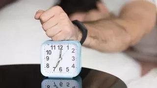 Este domingo cambiamos la hora: ¿Cómo afecta a nuestra salud atrasar los relojes?