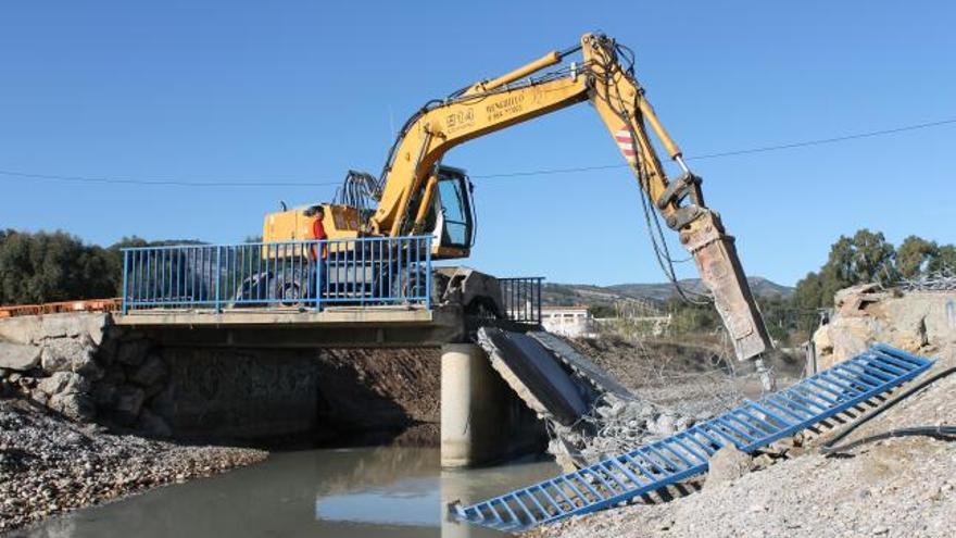 Costas derriba por &quot;sorpresa&quot; el puente Xinxilla en Orpesa