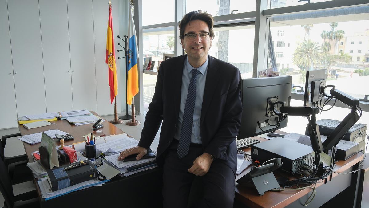 El magistrado Juan Avello en su despacho de la Ciudad de la Justicia.