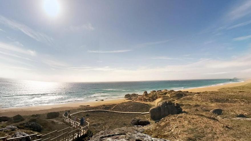 Primer susto de la temporada: un surfista rescata a un menor y a un adulto arrastrados por el mar en Ribeira