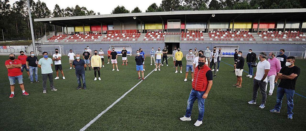 El pasado miércoles la plantilla del Estradense se presentó en el Novo Municipal.