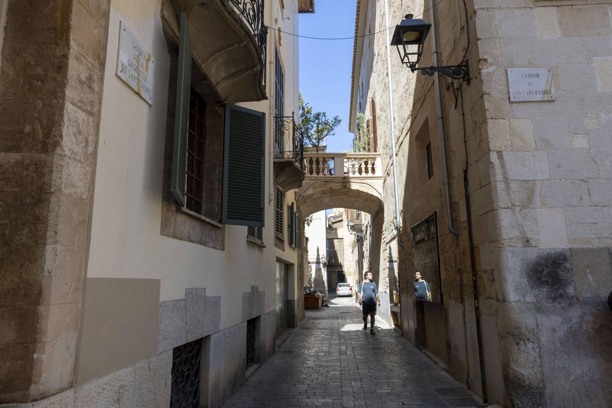 FOTOS | El callejón de menos de un metro de ancho que se esconde en Palma