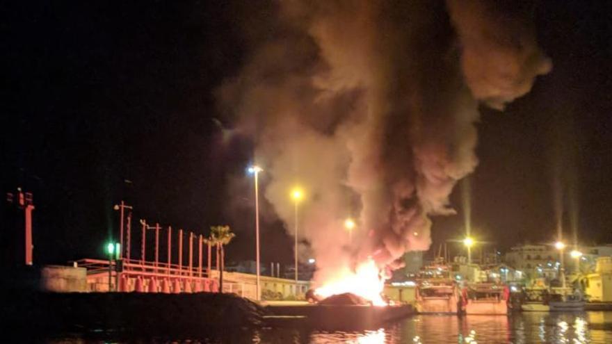 Arden un coche y redes de pesca en el puerto de Xàbia