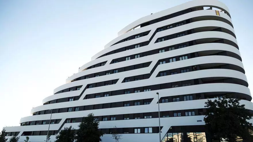 De encimeras a fachadas: la ola de materiales que hace que todos los edificios sean blancos