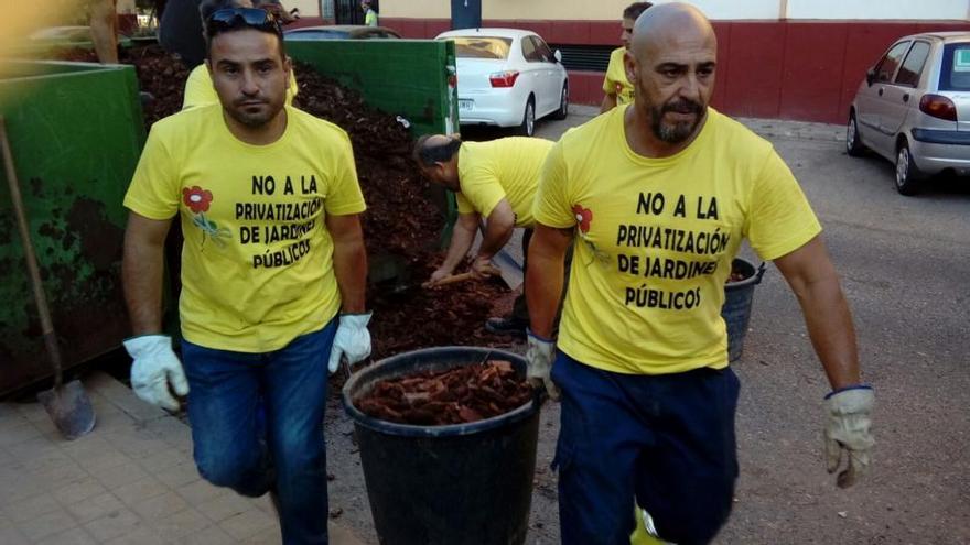 Los jardineros municipales protestan trabajando fuera de su jornada laboral