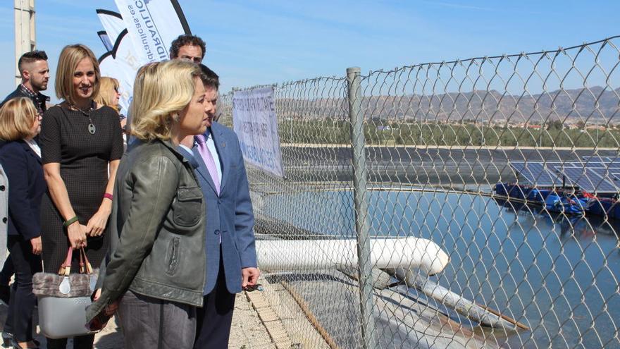 La consejera, acompañada por alcalde de Lorca, ha inaugurado las nuevas instalaciones de placas fotovoltaicas flotantes para el ahorro energético e hídrico
