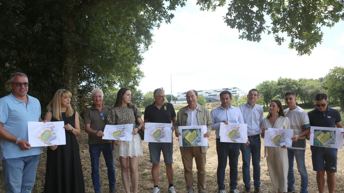 Miembros del gobierno y técnicos municipales en los terrenos.