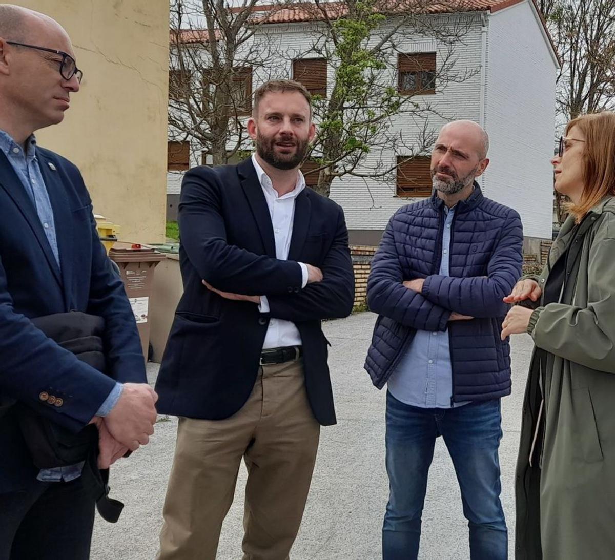 Trenor, segundo pola esquerda, durante a súa visita a Cabana / Xunta