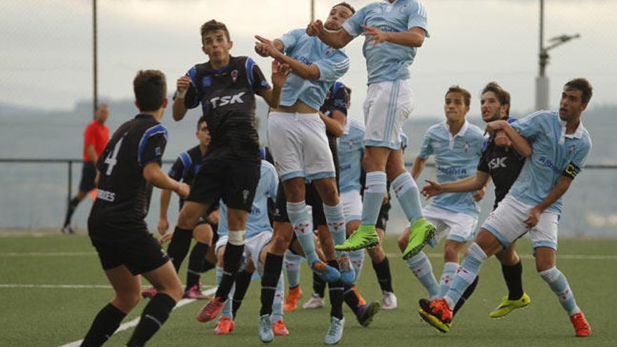 Los jugadores del Celta juvenil tratan de rematar una jugada a balón parado. // Jorge Santomé