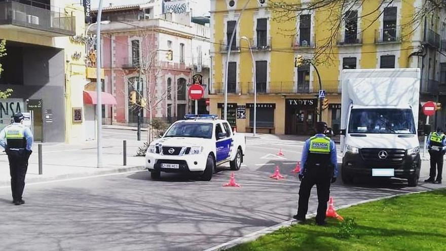 La Guàrdia Urbana de Figueres fent un control.