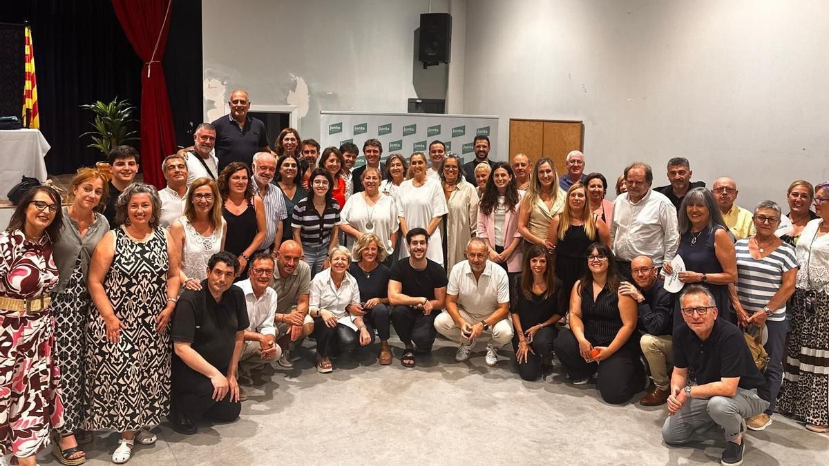 Imatge grupal del tradicional sopar d'estiu de Junts Bages