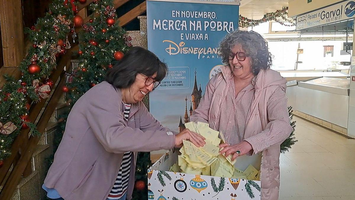 Amparo Cerecedo, derecha, con la mujer que extrajo el boleto premiado en el sorteo del viaje a Eurodisney.