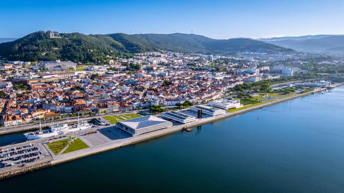VIsta del río Lima a su paso por Viana do Castelo, coronada por el santuario de Santa Luzia.