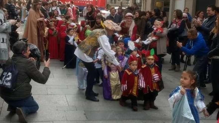 El desfile de disfraces del CPI Alfonso VII de Caldas. // FdV