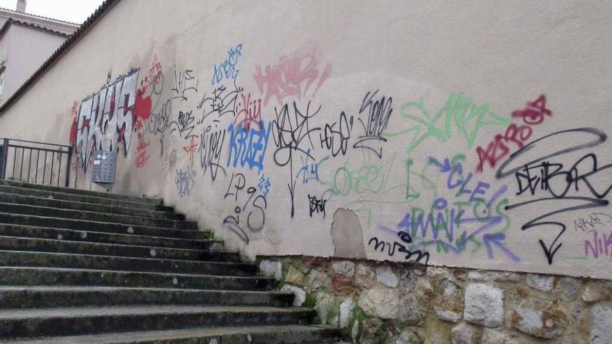 El grupo popular reclama la limpieza de los grafitis de la muralla y un plan integral de eliminación de pintadas