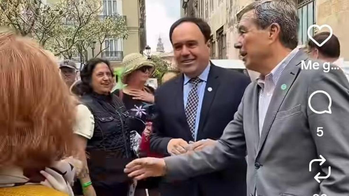 Juanfran Pérez Llorca y Marciano Gómez, junto a los turistas canarios