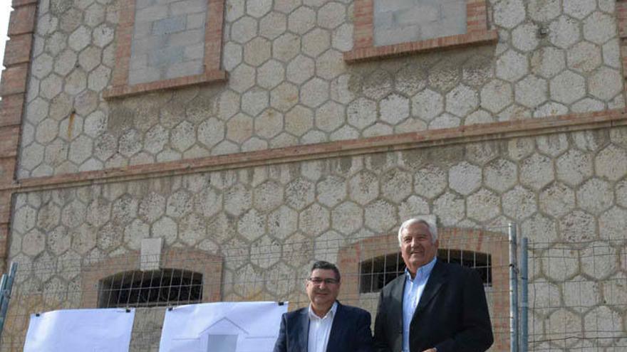 Antonio Moreno Ferrer y Marcelino Méndez-Trelles, frente a la estación.